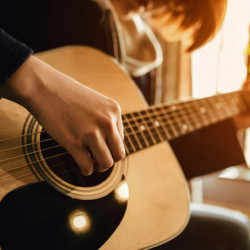 Luan / dëgjon muzikë