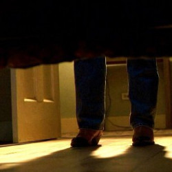 Do fshiheni poshtë krevatit