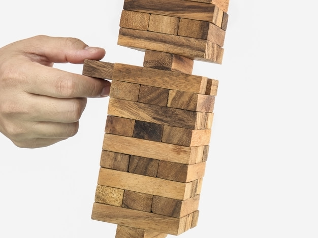 1. Luani lojën Jenga