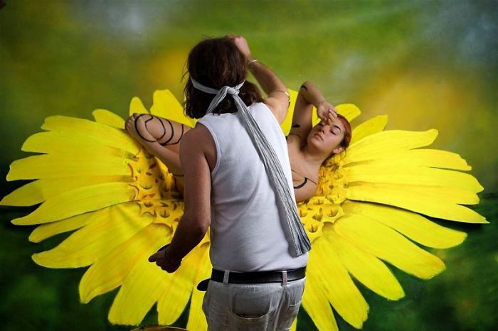 “Pastaj unë pikturova sfondin me lulen e madhe të verdhë. Në fund, bëra pikturën aktuale të trupit, "