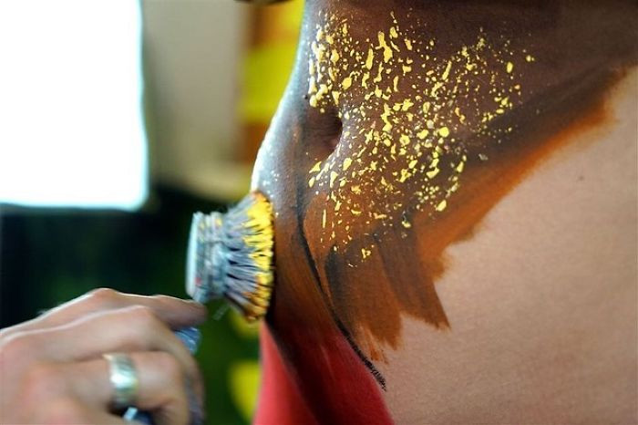 Artisti italian shpjegoi se ideja se si modeli duhet të pozicionohet i erdhi menjëherë, por pjesën tjetër të procesit ju desh shumë punë e vështirë.