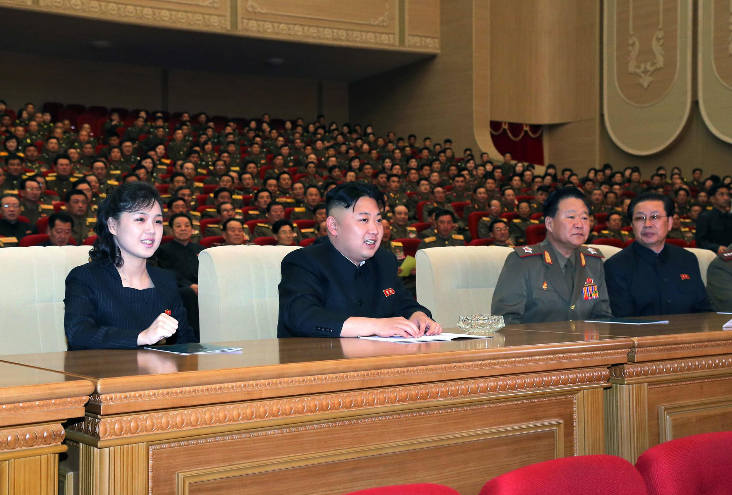 6. Ajo mbetet jashtë syrit të publikut kur është shtatzënë