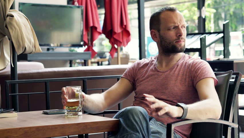 Je për kafe me shoqërinë. Shikon një çun simpatik që po të shikon vëtëm ty. Çfarë bën