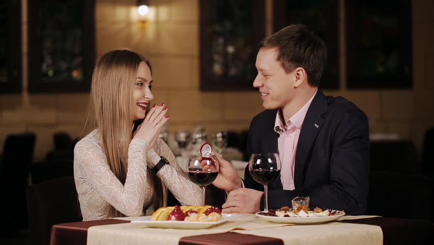 Kur jeni me një djal për darkë, çfarë bëni për t'ja hequr trurin...