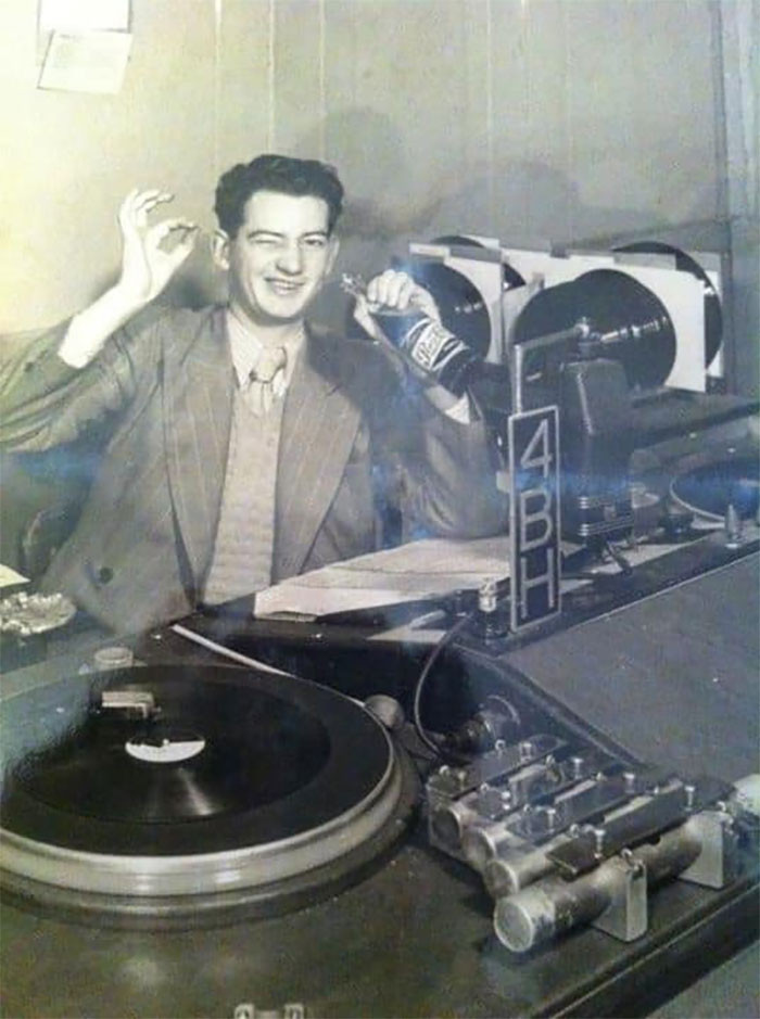 Ky ishte Stërgjyshi im. Ai ishte komentatori më i ri i Radios në Australi në 16 vjeç, në 1934