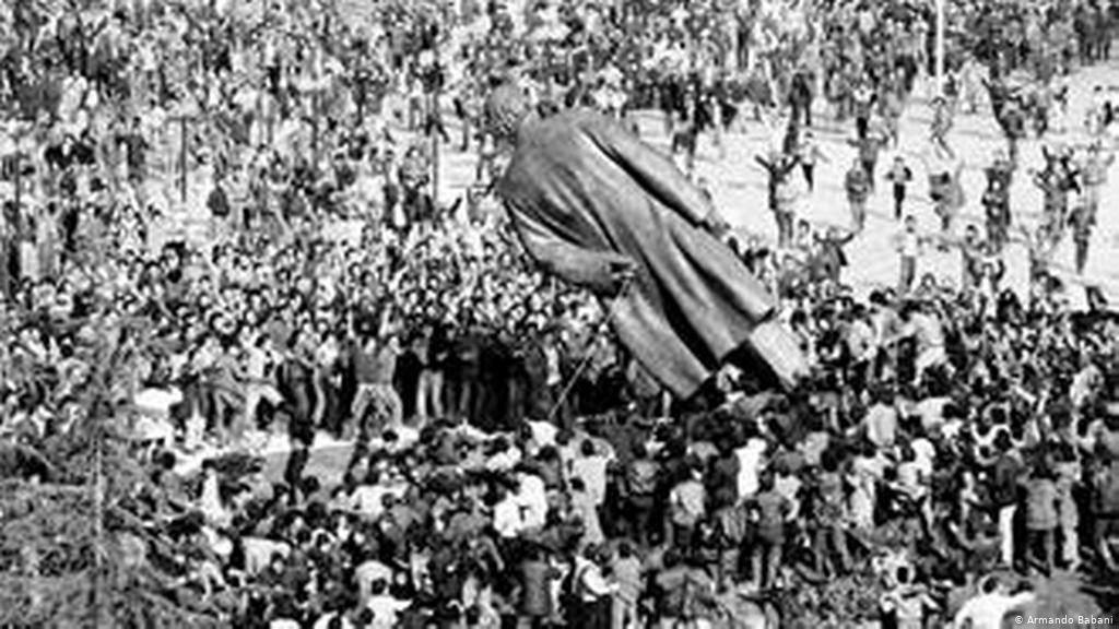 Në cilin vit u rrëzua diktatura në Shqipëri