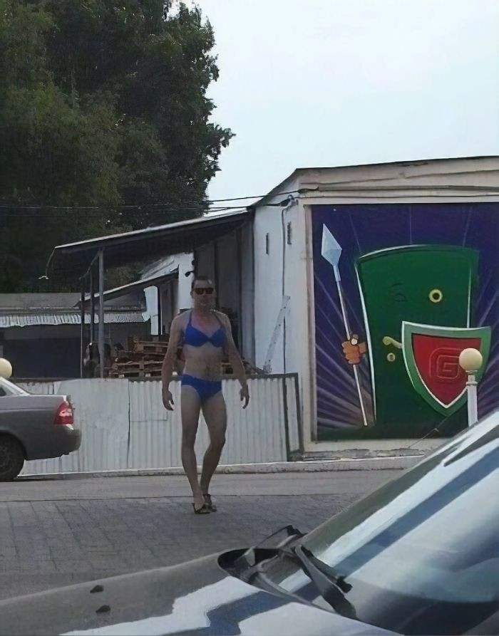 Prisnin që karburanti të mbushej me femra në bikini seksi.