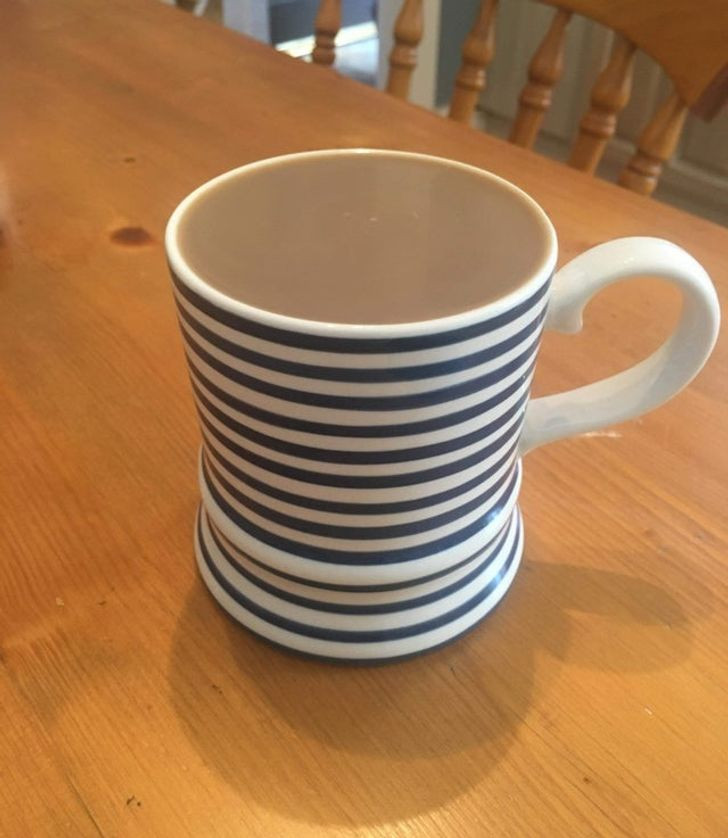 2. "Ky filxhan kafeje duket sikur është bosh".