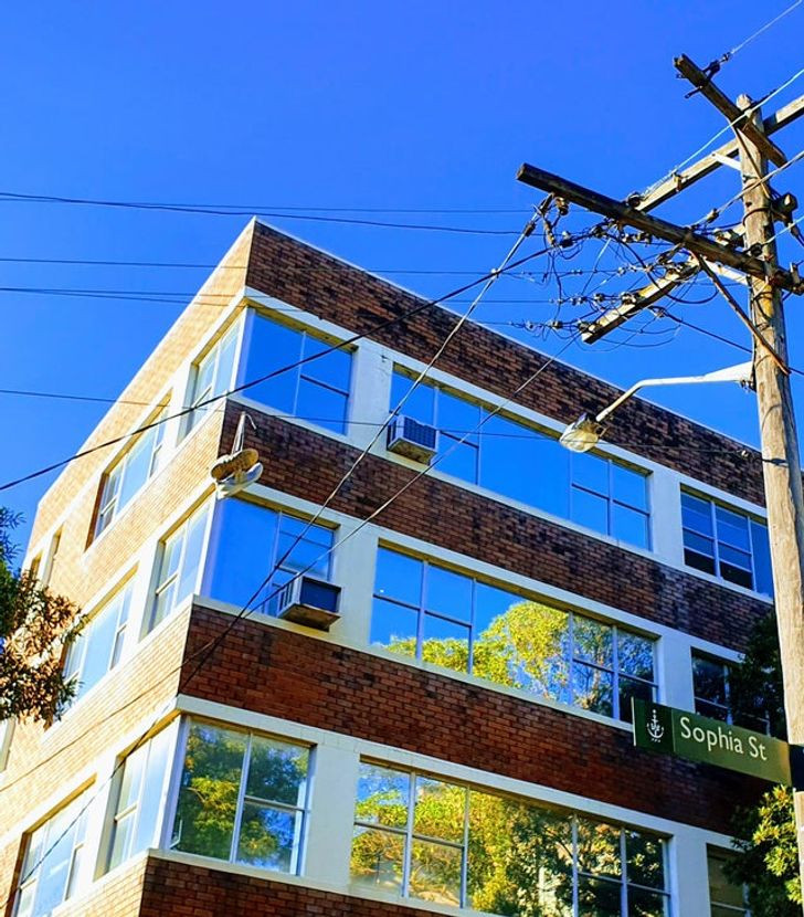 14. "Unë pashë një ndërtesë" të zbrazët "."