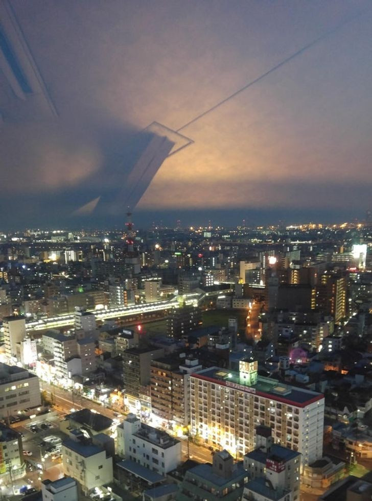 9. "Pasqyrimi në dritare duket si një ulje masive e anijes kozmike."