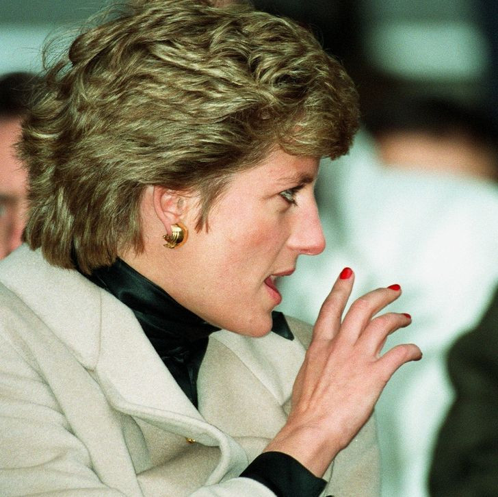 8. Të dyja nuk i përmbahen rregullit mbretëror për një  manikyr të thjeshtë.