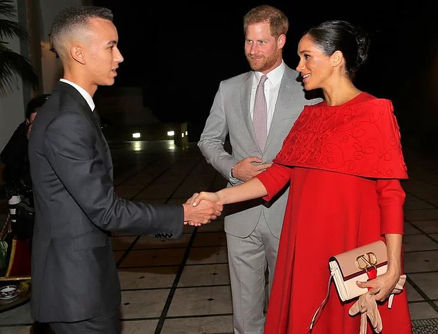 5. Mbajtja e një sendi në dorën tjetër kur takohesh me dikë