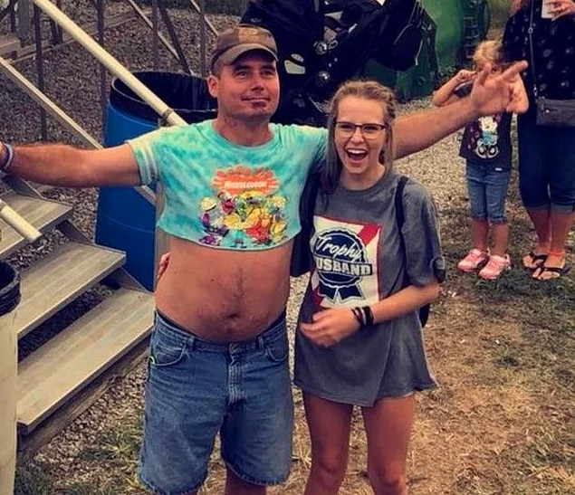 1. Kur babai vesh bluzën e vajzës...