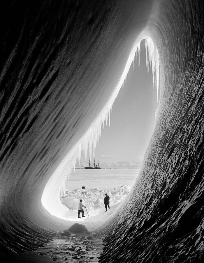 20. Gjeologu Thomas Griffith Taylor dhe meteorologu Charles Wright në hyrjen e një grotto akulli. Ekspedita Terra Nova, Ross Island, 5 janar 1911. Foto e marrë nga Herbert Ponting