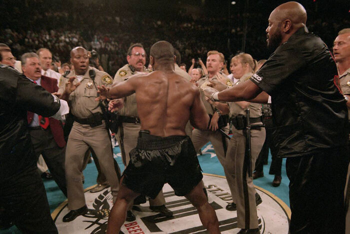 42. Policia e Las Vegasit përballet me Mike Tyson pasi ai kafshoi veshin e Holyfield (1996)