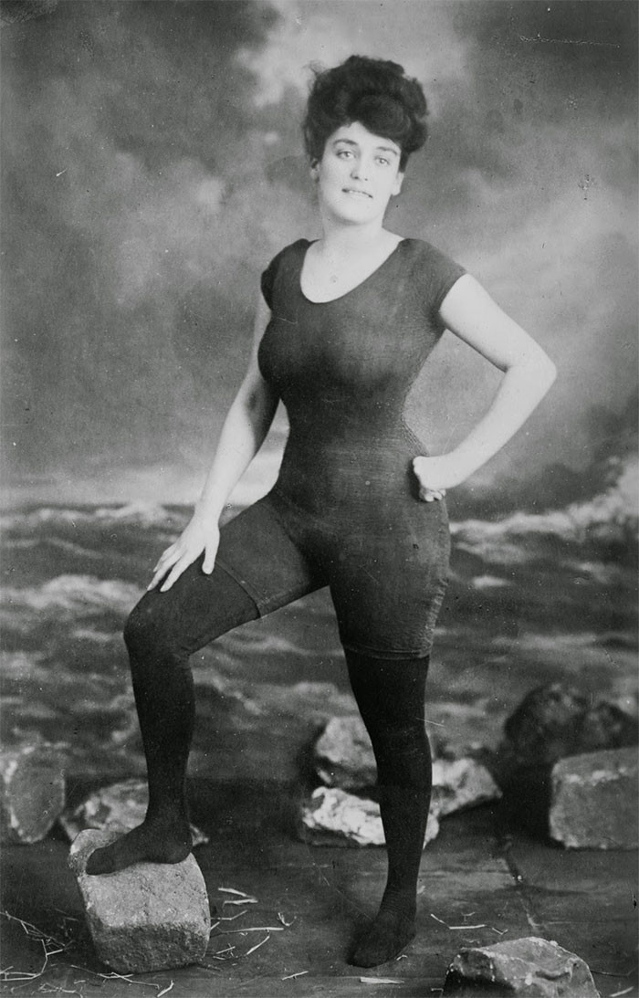 7. Annette Kellerman promovon të drejtën e grave për të veshur rroba banjo.  Ajo u Arrestua në(1907)