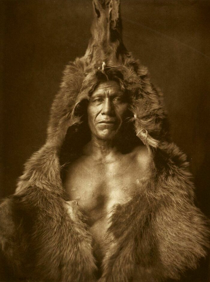 10. Arikara Warrior 'Bear's Belly' - Dakota e Veriut, SHBA - Foto nga Edward Curtis (1909)