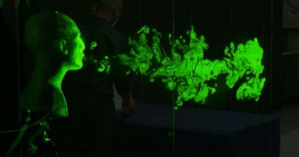 Shikoni se si një maskë ndikon në mënyrën se si përhapet kolla