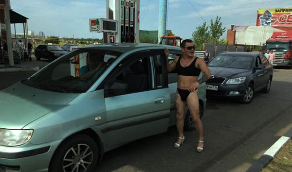 Ofron benzinë falas për ata që vijnë të veshur me bikini. Zhgënjim total, shumica e klientëve të veshur me bikini dalin meshkuj