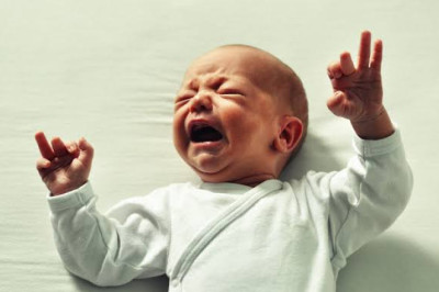 Si të qetësoni një foshnjë që qan